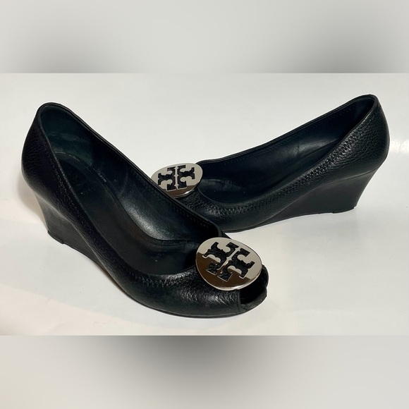 Tory Burch Sally 2 Black Leather Silver Medallion Wedge Pumps - Picture 2 of 9